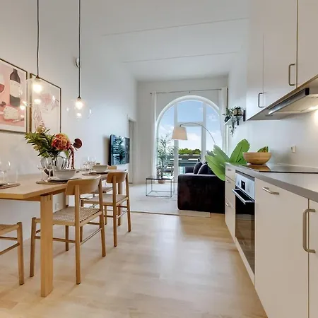 Hojloftet Stilfuld Taet Pa Centrum Med Altan Apartment Odense