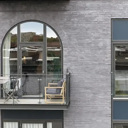 Højloftet Stilfuld Tæt På Centrum Med Altan * Odense