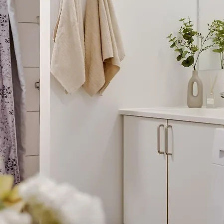 Lejlighed Højloftet Stilfuld Tæt På Centrum Med Altan Odense