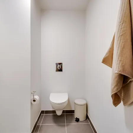 Højloftet Stilfuld Tæt På Centrum Med Altan *
