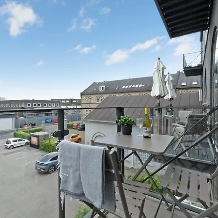 Højloftet Stilfuld Tæt På Centrum Med Altan * Odense
